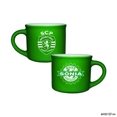 Dois copos de cerâmica verdes com logos e textos do Sporting Portugal