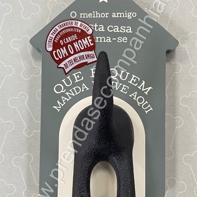 Suporte de parede cauda de cão preta numa placa cinza com texto