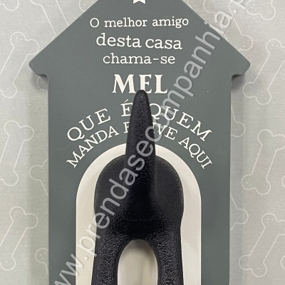 Quadro decorativo em forma de casota com frase e cauda preta em relevo