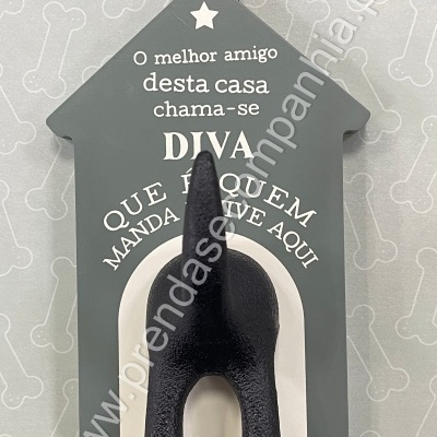 Gancho de parede cinza em forma de casa com texto branco e gancho preto em forma de cauda de cão