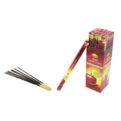 Incensos Maçã Canela Cravo em embalagem vermelha com imagens de maçã e canela ao lado de incensos pretos