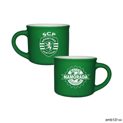 Duas canecas verdes com logos e texto do Sporting Clube de Portugal