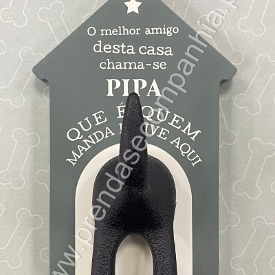 Decoração de parede em forma de casa cinzenta com texto e suporte de patas de cão pretas