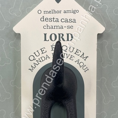 Chaveiro de parede em forma de casinha com texto e gancho em formato de rabo de cachorro preto