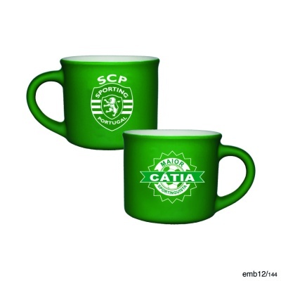 Duas canecas verdes com logos do Sporting Portugal em branco