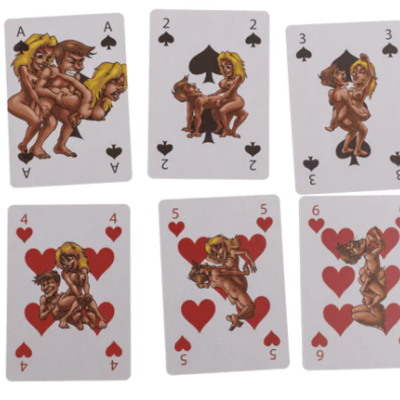 Seis cartas de baralho com desenhos animados explícitos e naipes de espadas e copas