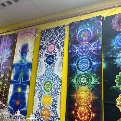 Painéis decorativos verticais com símbolos e imagens de chakras e energia coloridos