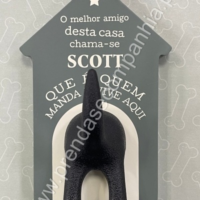 Objeto decorativo de parede em forma de casa com cauda de cão