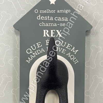 Placa decorativa em forma de casinha cinza com texto e gancho em forma de cauda de cão