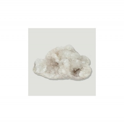 Mineral cristalino branco sobre fundo cinza