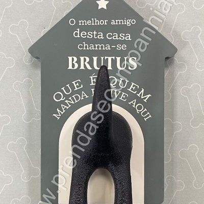 Placa decorativa com cauda preta de cão e texto em português
