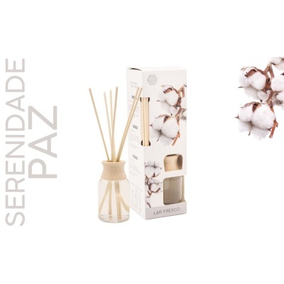 Difusor de aromas em vidro com palhinhas e embalagem decorada com algodão.