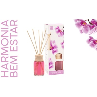 Frasco com difusor de aroma e embalagem decorada com orquídeas cor-de-rosa