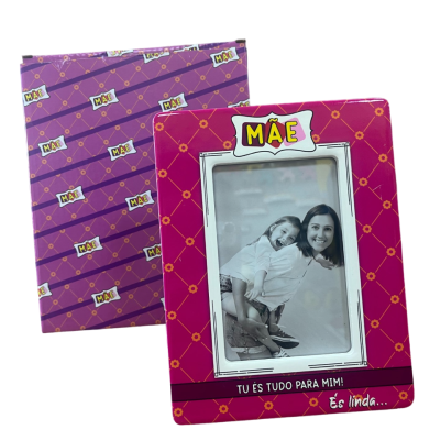 Moldura rosa para fotografias com texto para mãe e embalagem roxa com padrão MÃE.