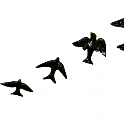 Cinco figuras decorativas de pássaros pretos com detalhes dourados em diferentes tamanhos