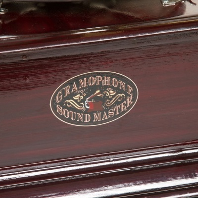 Logotipo GRAMOPHONE SOUND MASTER em madeira envernizada castanha escura