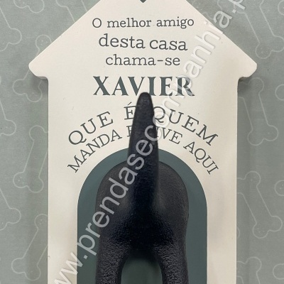 Figura decorativa em forma de casinha branca com cauda preta de cão e texto em português