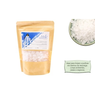 Saco kraft com cristais brancos de sal marinho e etiqueta azul com informação