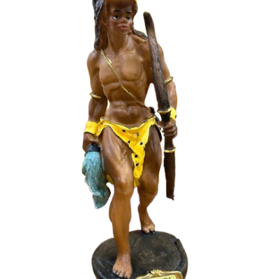 Estátua colorida de Oxóssi com arco e tanga amarela