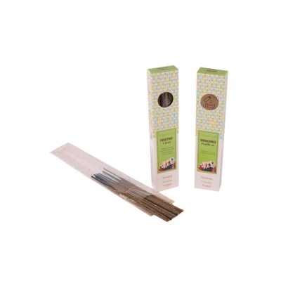 Pacotes de incenso e varetas em embalagem transparente