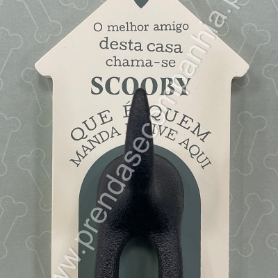 Cabide branco em forma de casinha com texto e gancho em forma de rabo de cão preto