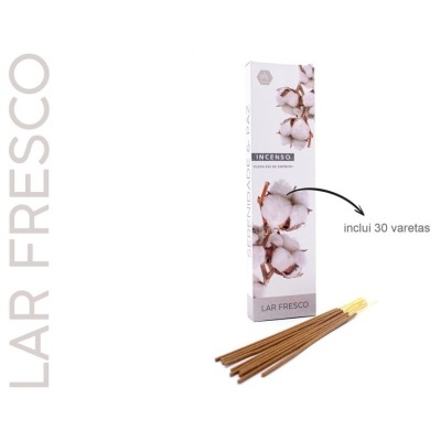 Caixa branca de incenso Lar Fresco com varetas marrons e algodão em fundo branco