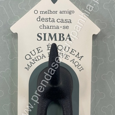 Placa decorativa de casota com texto e rabo de cão em relevo