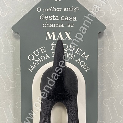 Painel decorativo cinza formato casa com texto e rabo de cachorro preto