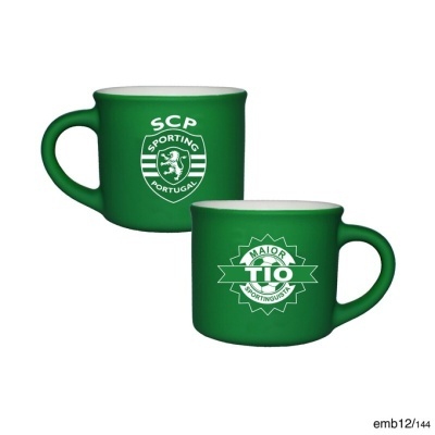 Duas canecas verdes com símbolos e textos do Sporting Clube de Portugal.