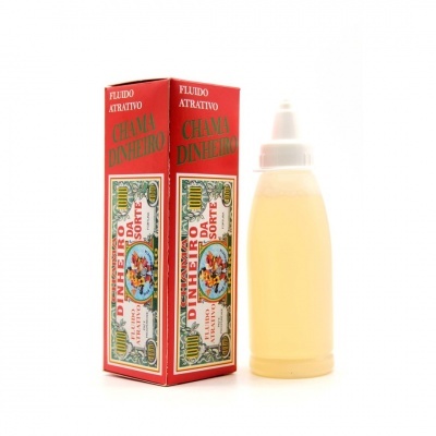 Frasco com líquido amarelo claro ao lado de caixa vermelha de produto chamado Chama Dinheiro