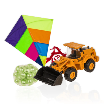 Brinquedo papagaio colorido, trator amarelo e embalagem com bolinhas verdes