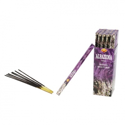 Incensos com embalagem roxa e ilustrações de flores brancas