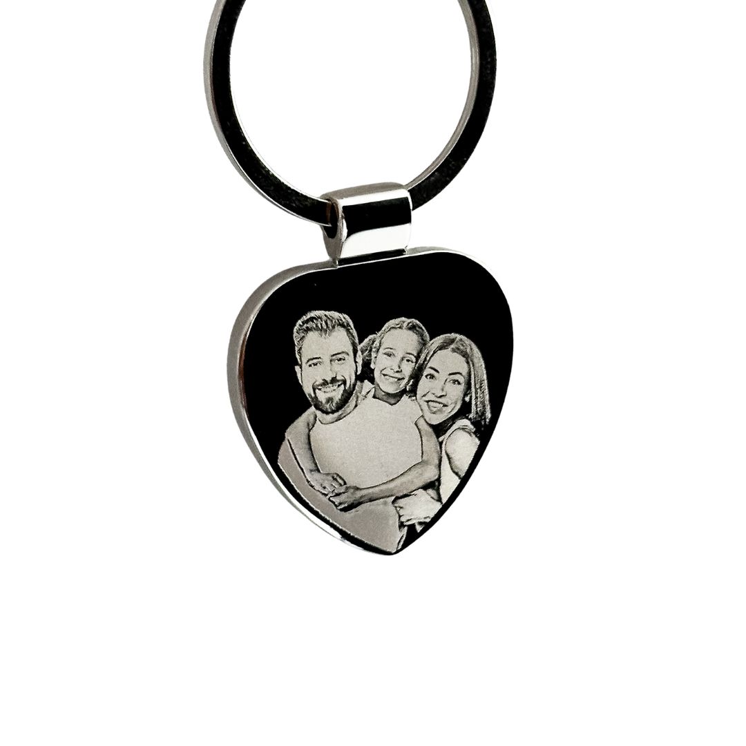 Chaveiro de metal prateado com imagem gravada de família sorridente