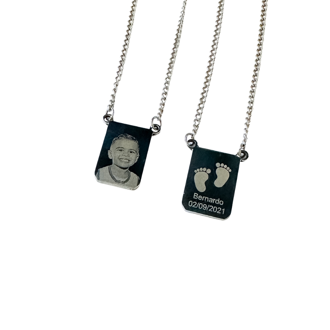 Colar com pendente retangular gravado com rosto de criança e texto com nome e data
