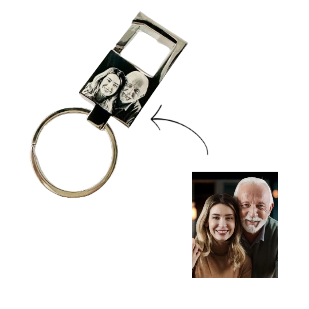 porta-chaves prateado com abre-garrafas e imagem gravada a preto e branco de duas pessoas
