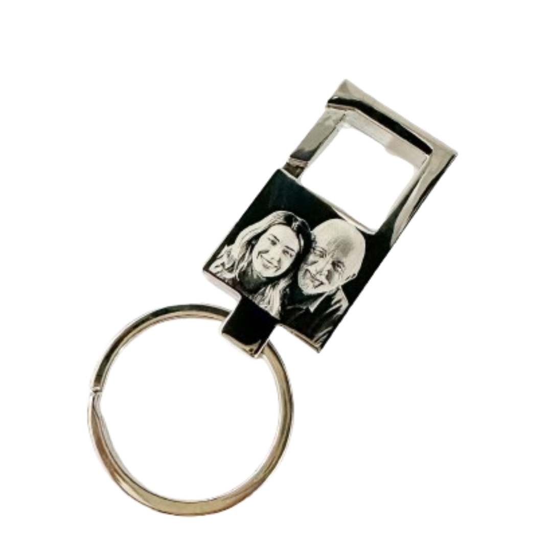 Porta-chaves metálico com relevo de duas pessoas sorrindo