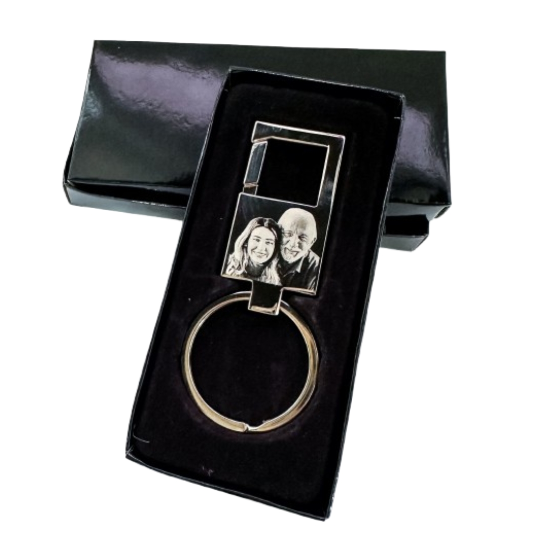 Chaveiro metálico prateado com foto gravada numa caixa preta com interior de veludo