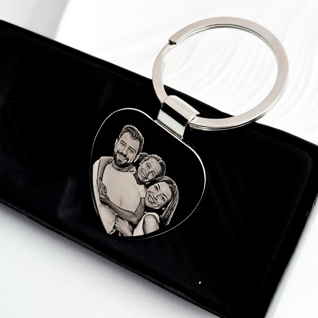 Porta-chaves metálico com pendente em forma de coração com foto de família