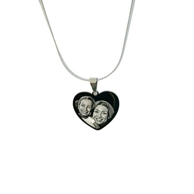 Colar com pendente de coração preto gravado