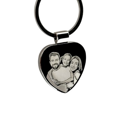 Chaveiro de metal prateado com imagem gravada de família sorridente