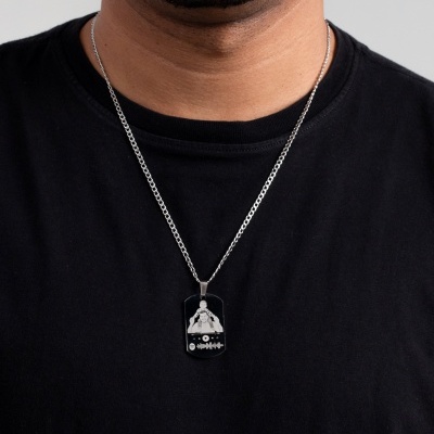 Colar com pendente retangular preto e gravura prateada de duas pessoas com código Spotify