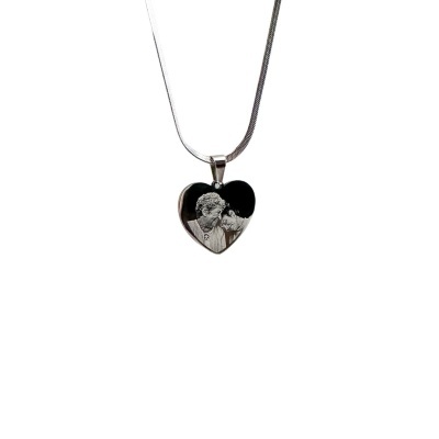 Colar com pendente em forma de coração com imagem gravada de duas pessoas