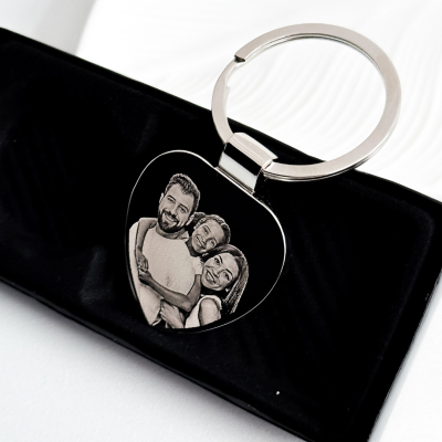 Porta-chaves metálico com pendente em forma de coração com foto de família