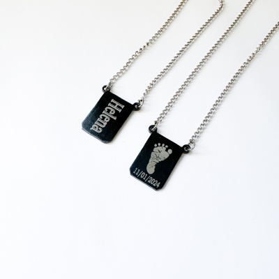 Colares com pendentes personalizados em preto com nome e data