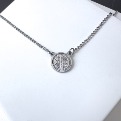 Colar metálico prateado com pendente redondo gravado com cruz e letras