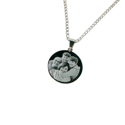 Colar prateado com pendente redondo preto e imagem gravada a preto e branco