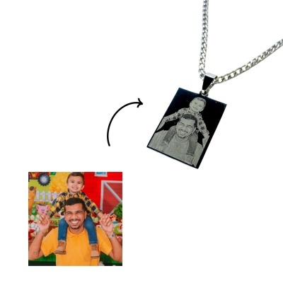 Colar prateado com pendente gravado mostrando homem com criança aos ombros