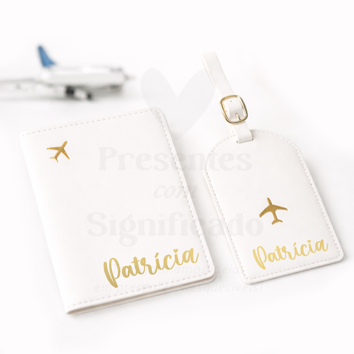 Conjunto Capa para passaporte + Identificador de mala personalizados - Branco Conjunto de capa para passaporte e etiqueta de bagagem branca com nome Patrícia e desenho dourado de avio