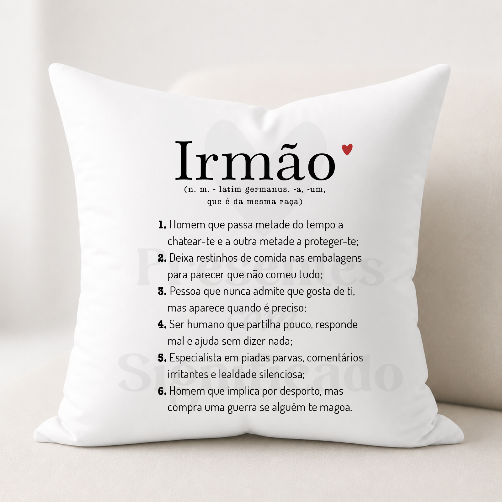 Fronha/Almofada - Irmão Almofada branca com texto humorístico sobre o significado de irmão