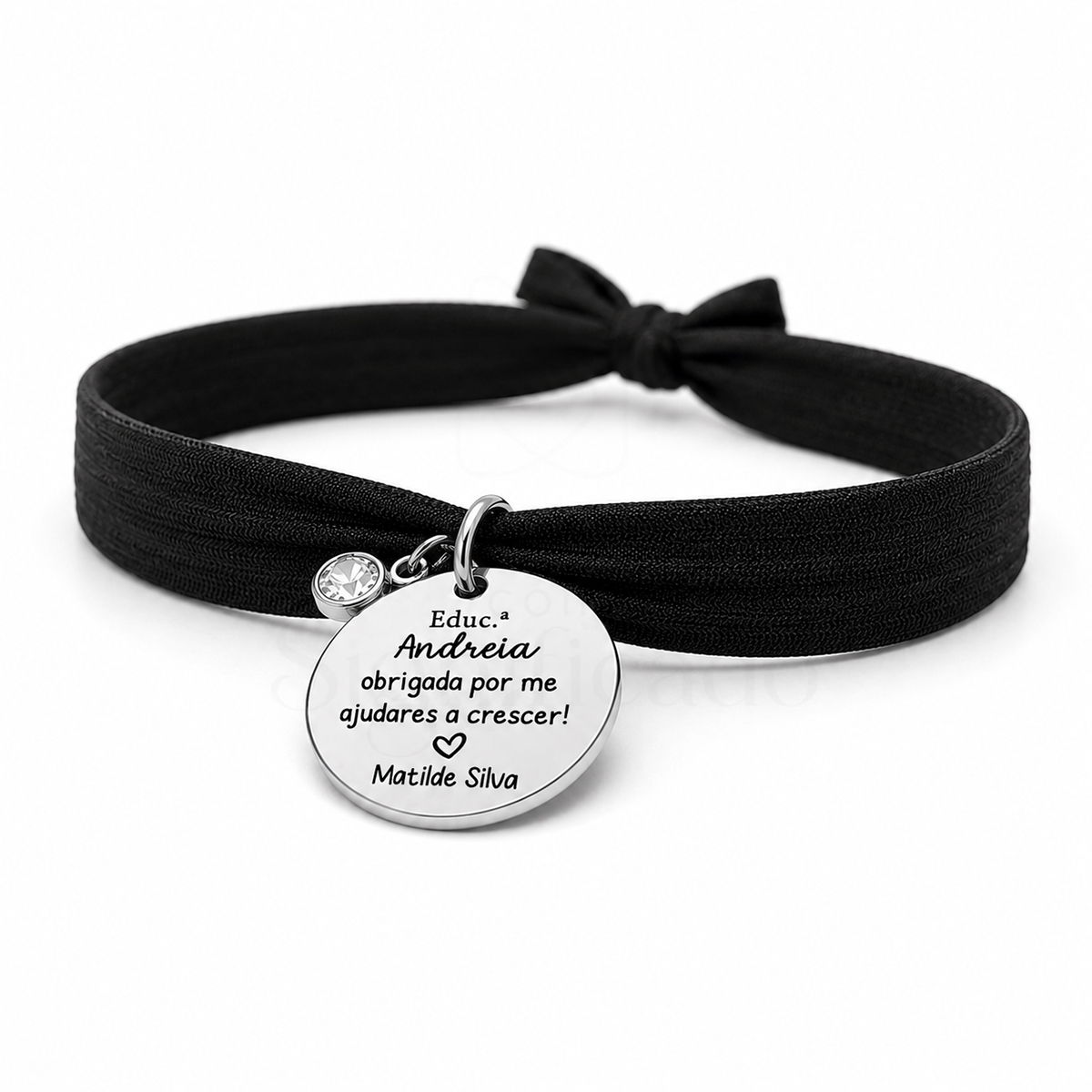 Pulseira elástica c/ medalha prateada gravada Pulseira preta com pendente prateado gravado e ornamento de cristal
